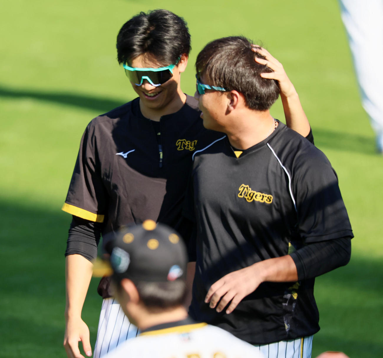 阪神対オリックス　桐敷（右）の頭を触る湯浅（撮影・加藤哉）