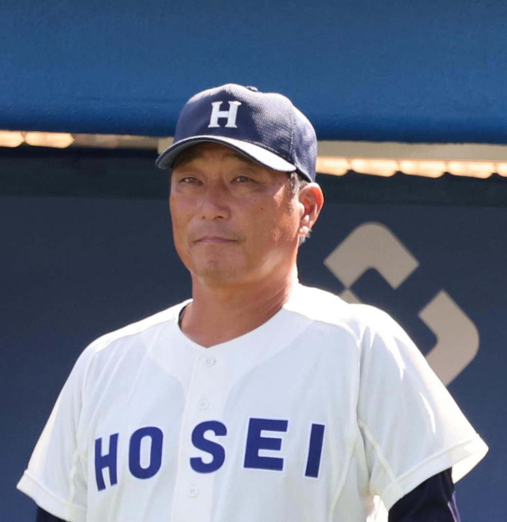東京6大学秋季リーグ戦　明大対法大　法大・大島公一助監督（左）と加藤重雄監督＝2023年10月21日