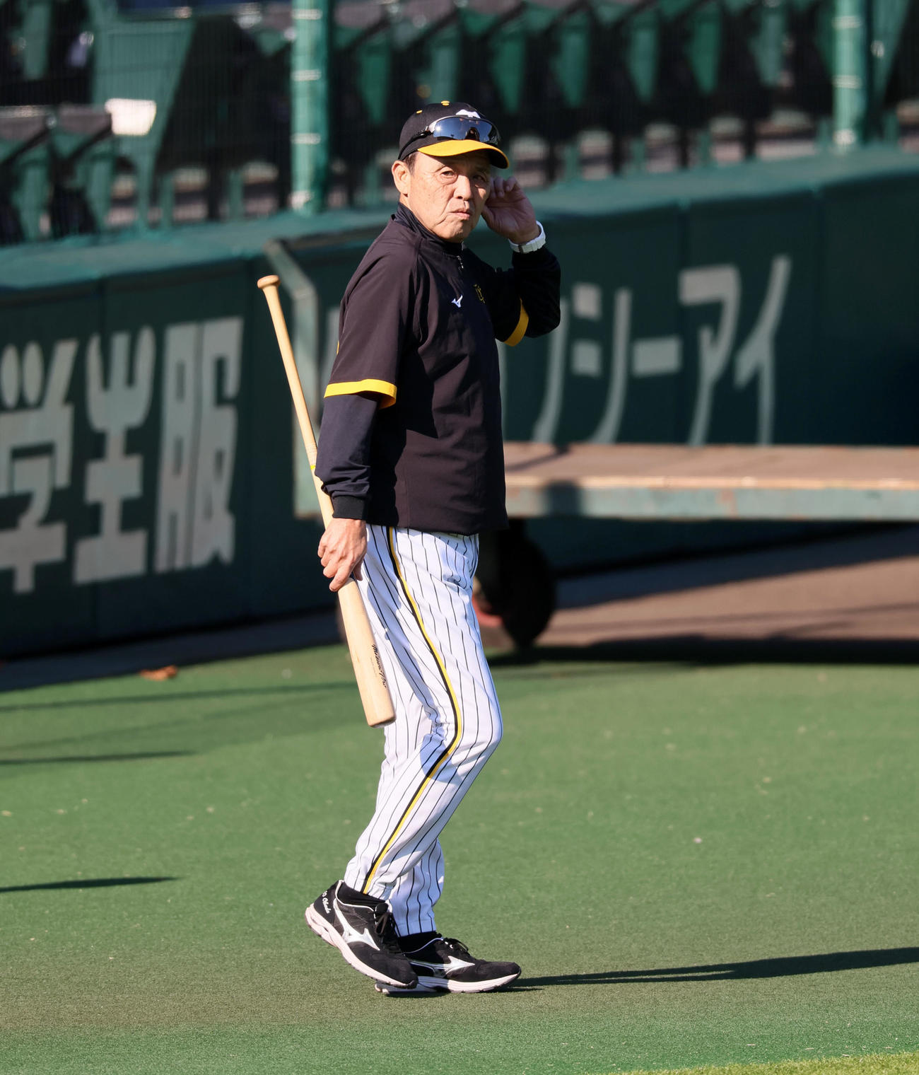 阪神対オリックス　グラウンドに入る岡田監督（撮影・加藤哉）