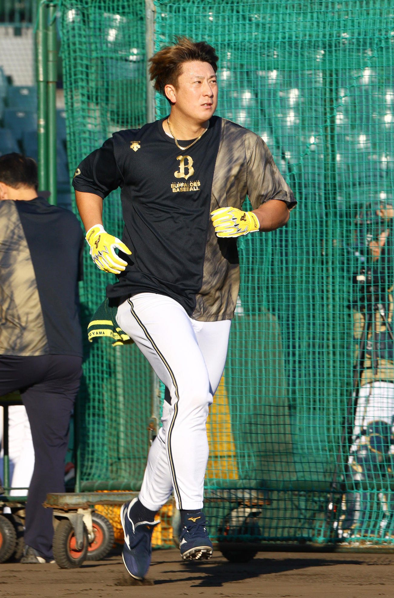 阪神対オリックス　試合前の練習でダッシュするオリックス杉本（撮影・上山淳一）