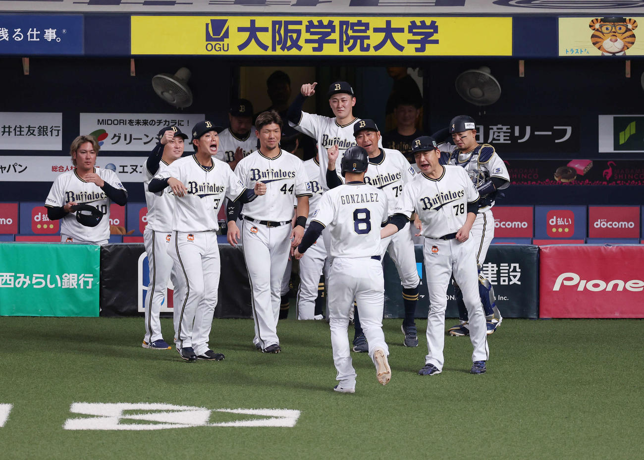 10月29日第2戦　7回裏オリックス2死満塁、3点適時二塁打を放った代打ゴンザレス（手前）を迎える中嶋監督（右から2人目）とチームメートたち