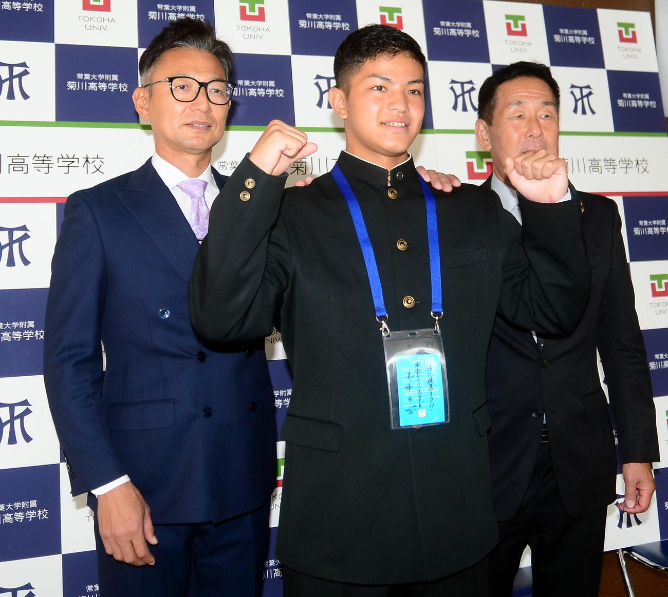 ヤクルト4位指名の常葉大菊川高・鈴木（中央）は橿渕スカウトグループデスク（左）と中西スカウトから指名あいさつを受け、健闘を誓う