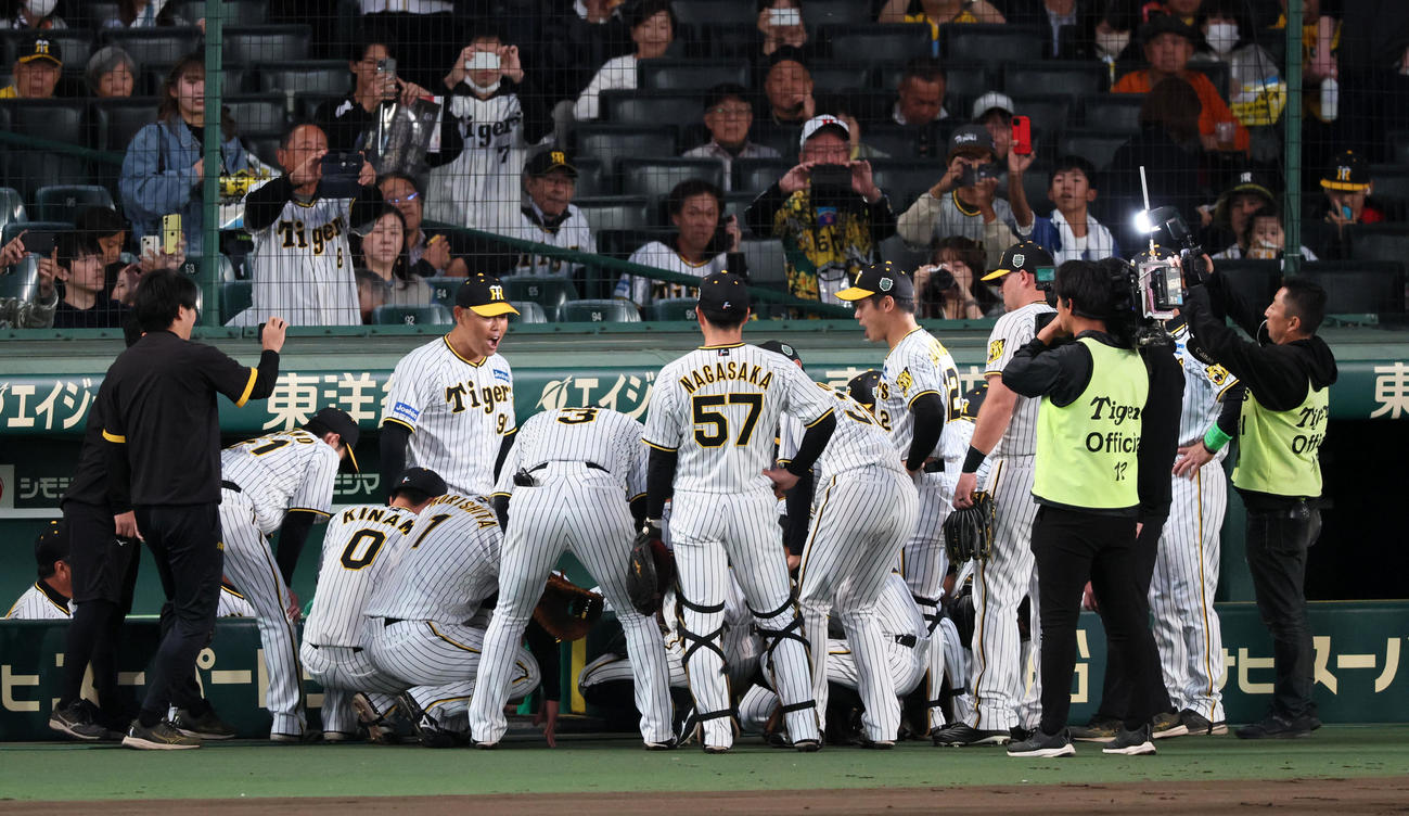 阪神対オリックス　試合前の円陣を組む阪神ナイン（撮影・加藤哉）