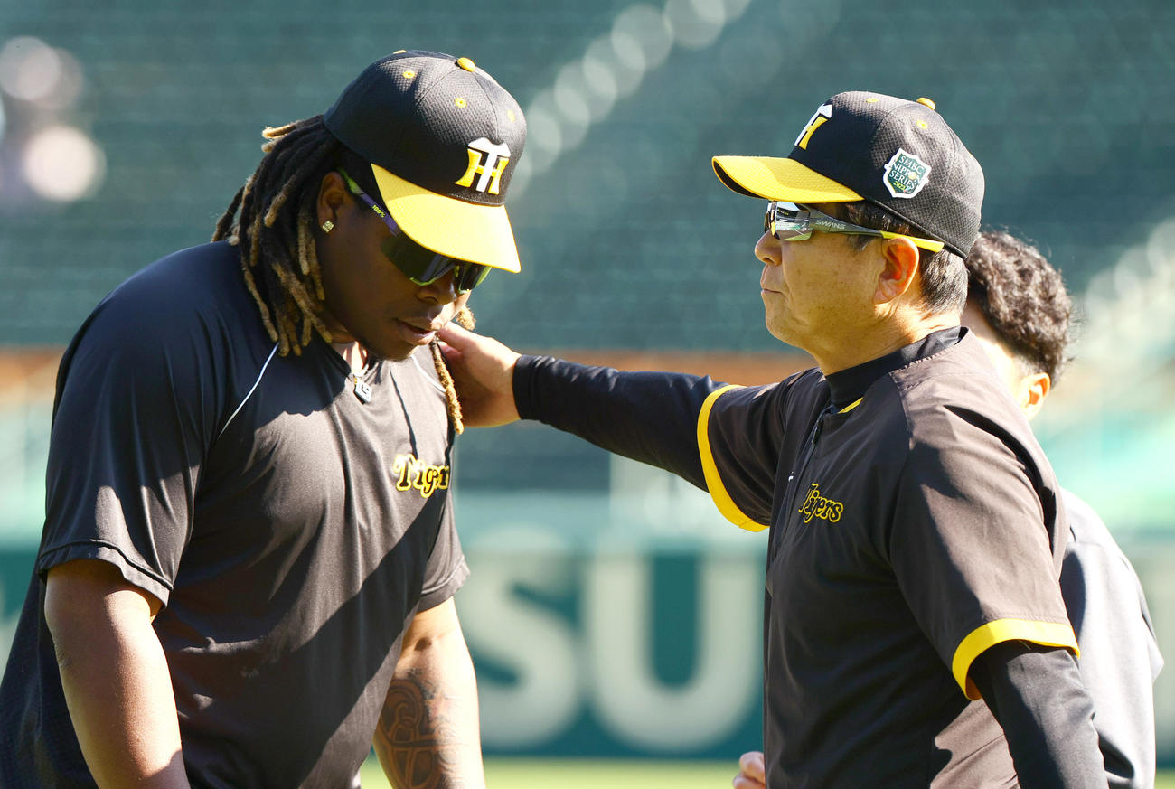 阪神対オリックス　試合前の練習で平田ヘッドコーチ（右）にあいさつする阪神ミエセス（撮影・上山淳一）