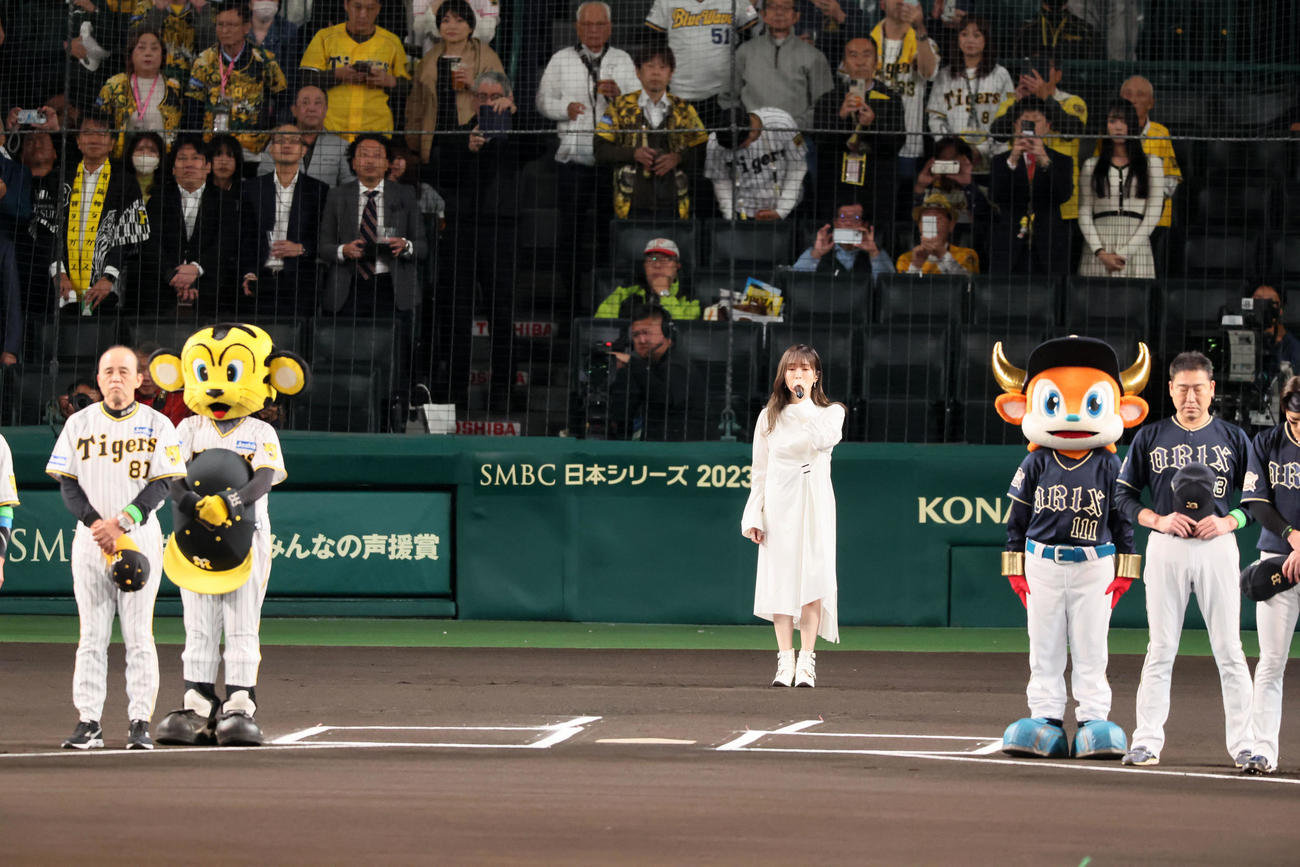 阪神対オリックス　君が代独唱する山本彩（撮影・加藤哉）