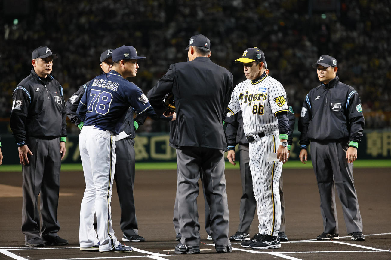 阪神対オリックス　メンバー表を交換するオリックス中嶋監督と阪神岡田監督（撮影・藤尾明華）