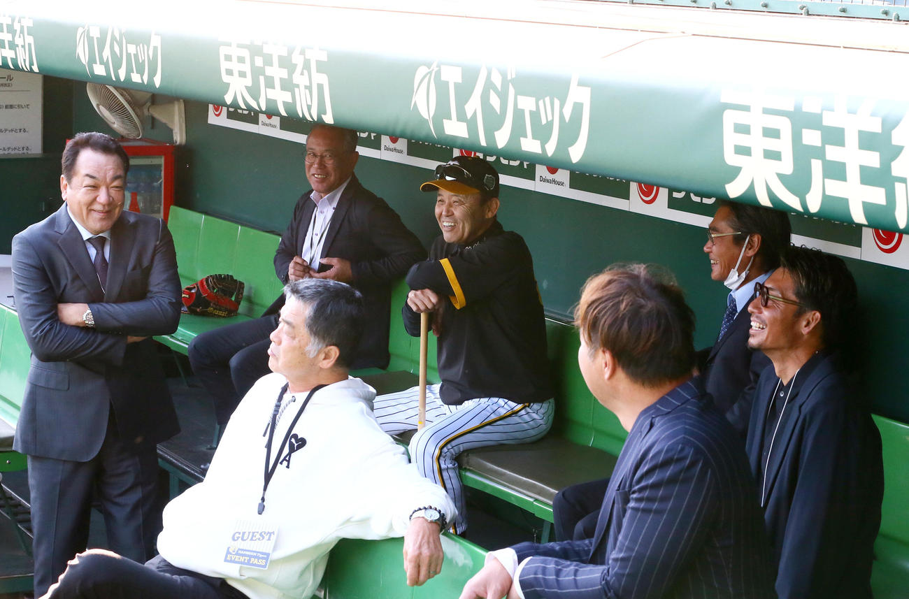 阪神対オリックス　試合前、ベンチで談笑する阪神岡田監督（中央）（撮影・上山淳一）