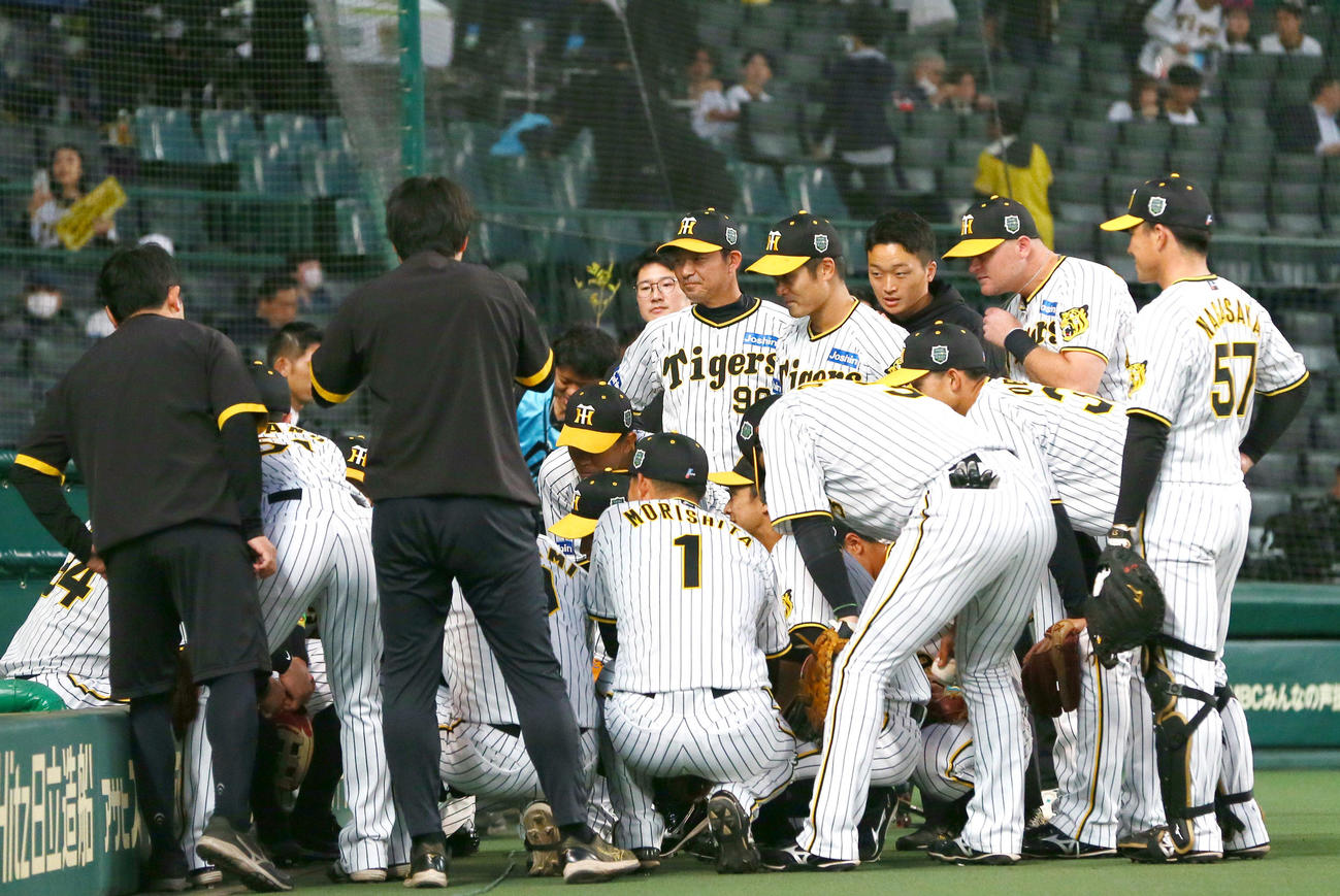 阪神対オリックス　試合前、ベンチの前で円陣を組む阪神ナイン（撮影・上山淳一）