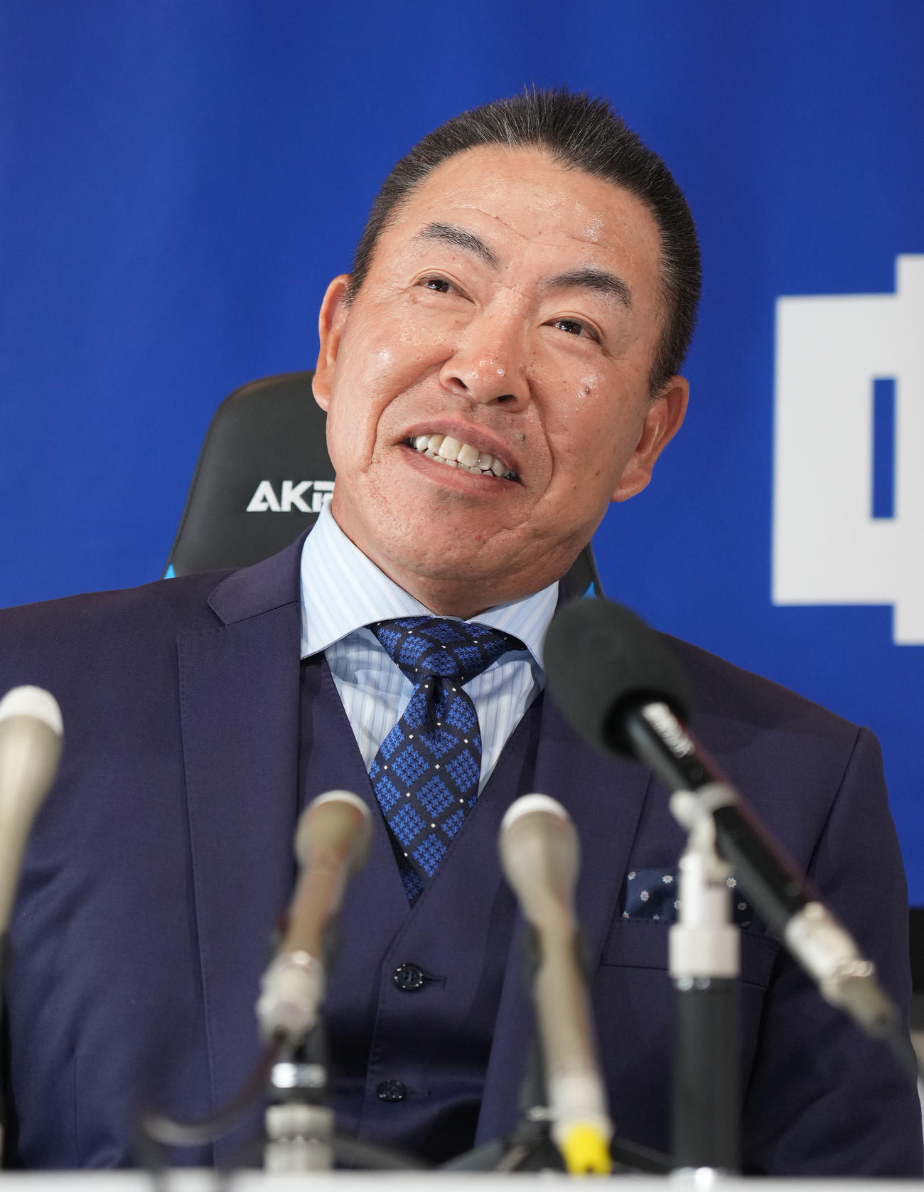 中日2軍監督に就任し会見する井上氏（撮影・森本幸一）