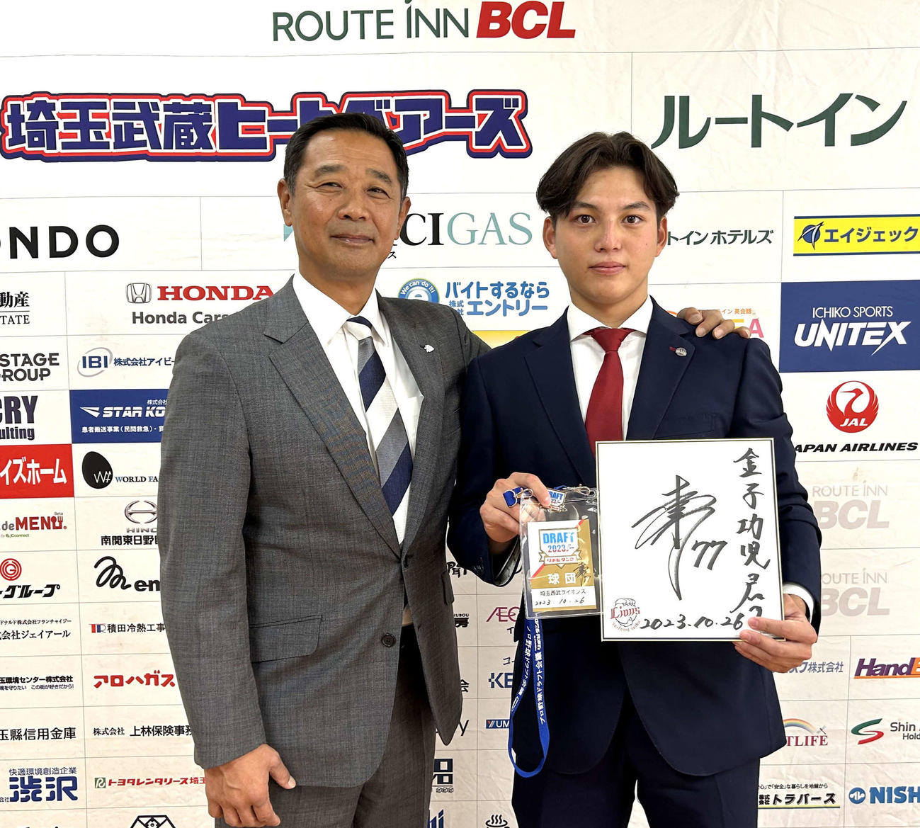 西武秋元ファーム・育成グループディレクターとBC埼玉・金子功児内野手（左から2人目）（撮影・黒須亮）