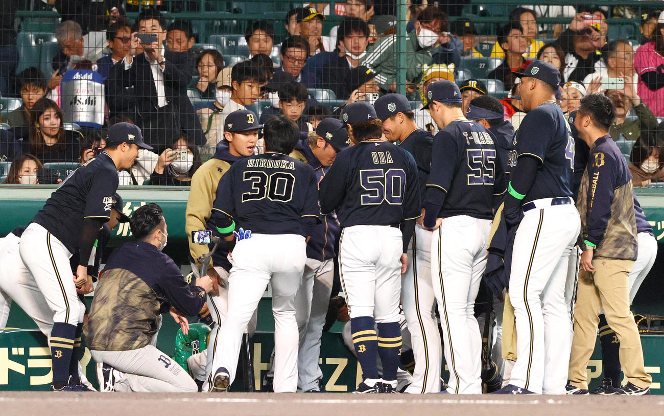 阪神対オリックス　試合前、ベンチの前で円陣を組むオリックスナイン（撮影・上山淳一）
