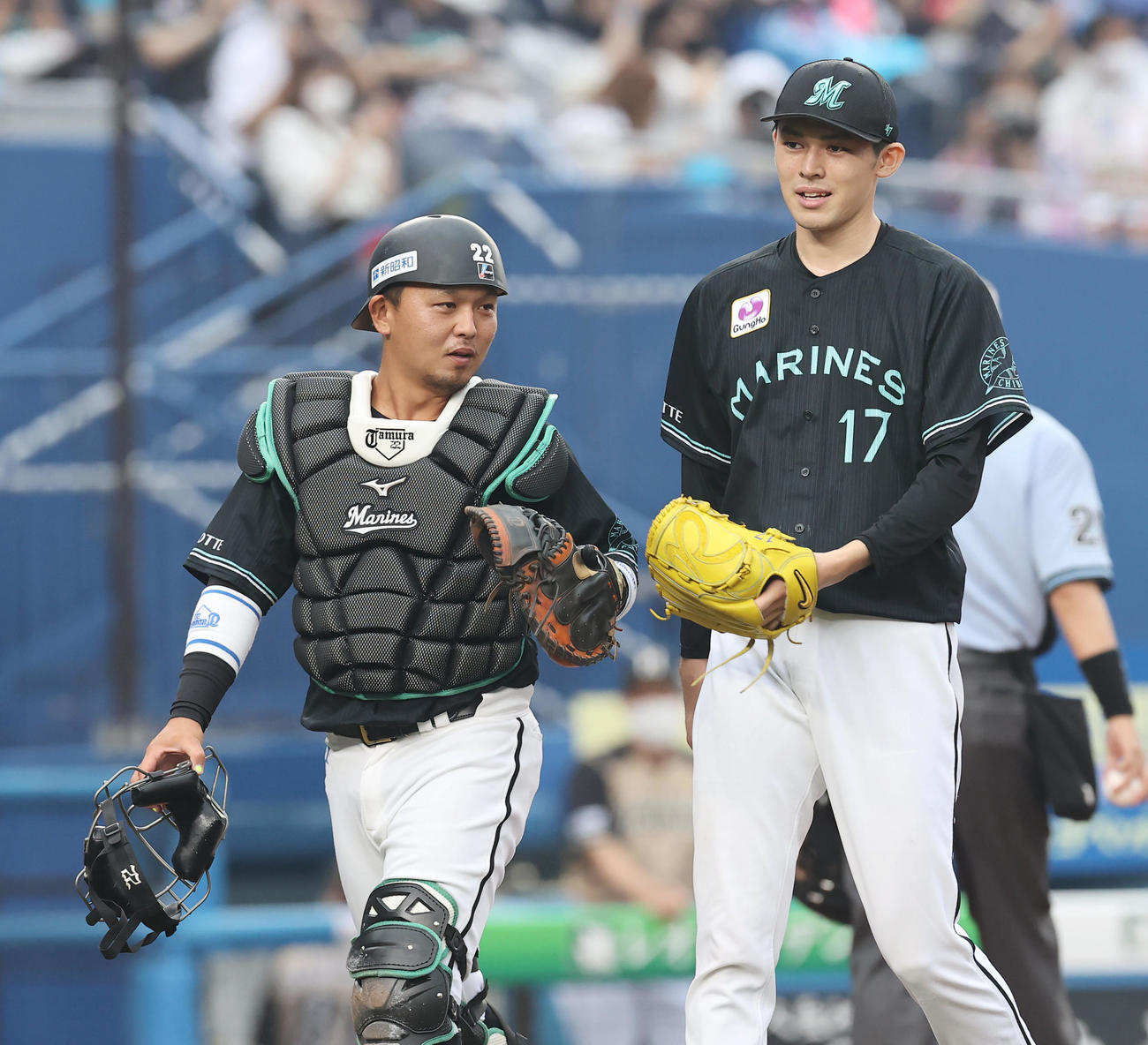 21年7月9日　ロッテ対日本ハム　1回表日本ハムの攻撃を無失点に抑え笑顔を見せるロッテ佐々木朗希（右）と田村