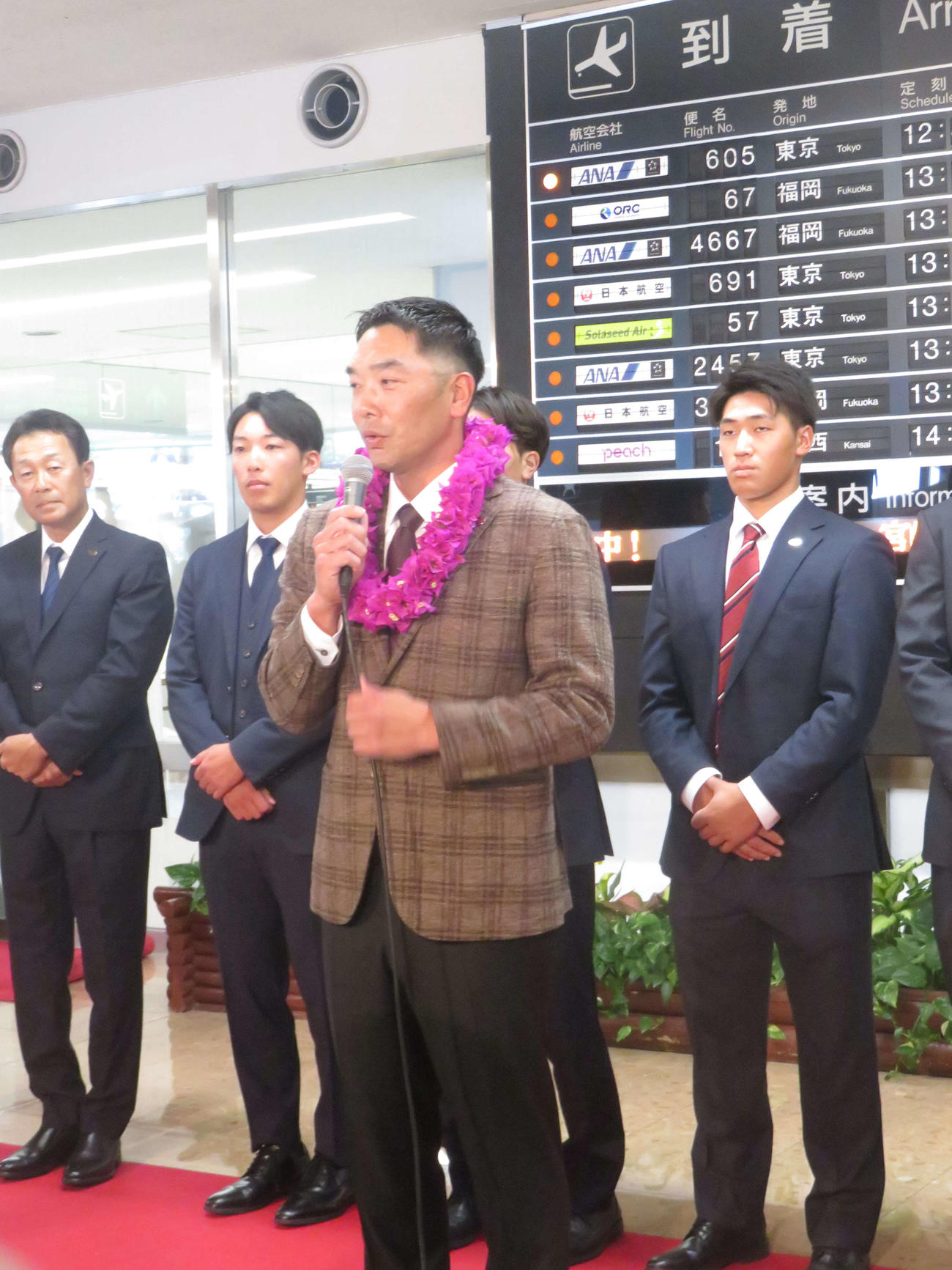 宮崎で行われた歓迎セレモニーでスピーチする巨人阿部新監督（手前）