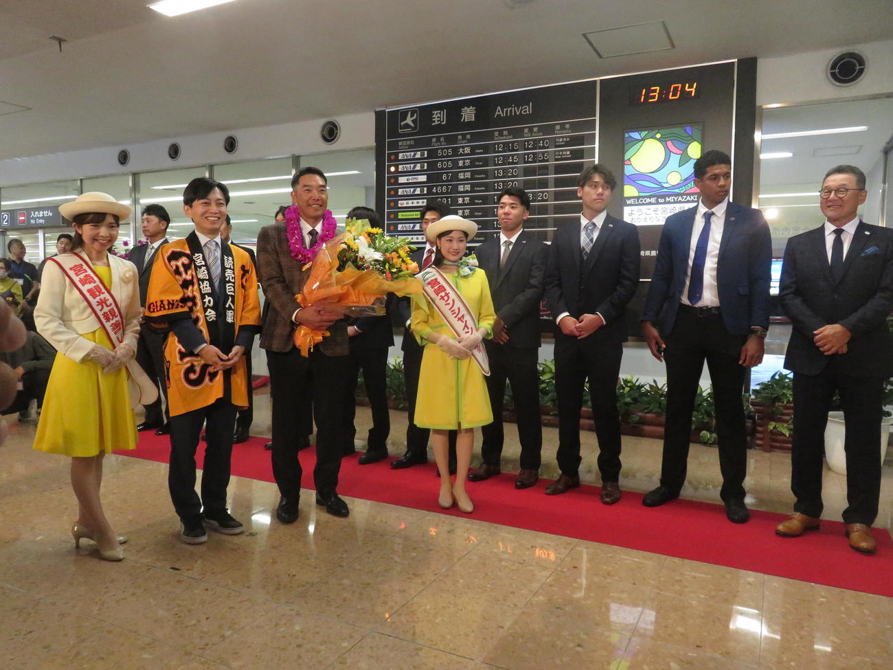 宮崎空港で歓迎セレモニーが行われ花束を受け取る巨人阿部新監督（手前左から3人目）