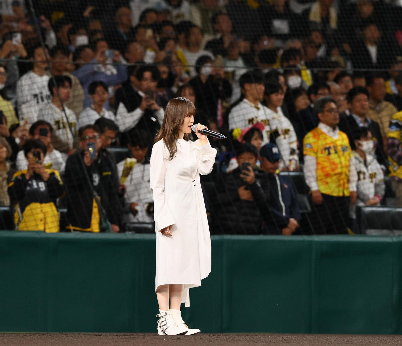阪神対オリックス　君が代斉唱する山本彩（撮影・上山淳一）