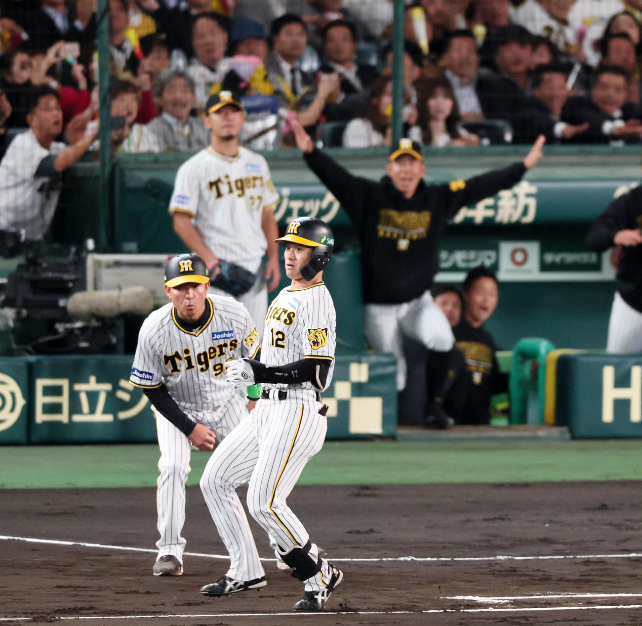 阪神対オリックス　2回裏阪神1死一、三塁、坂本は二ゴロを打って先制点を挙げる（撮影・加藤哉）