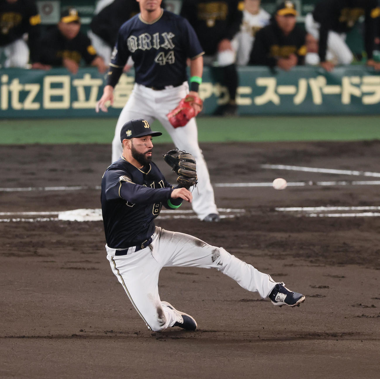 阪神対オリックス　2回裏阪神1死一、三塁、ゴンザレスは坂本の打球を捕球し二塁へ送球（撮影・加藤哉）