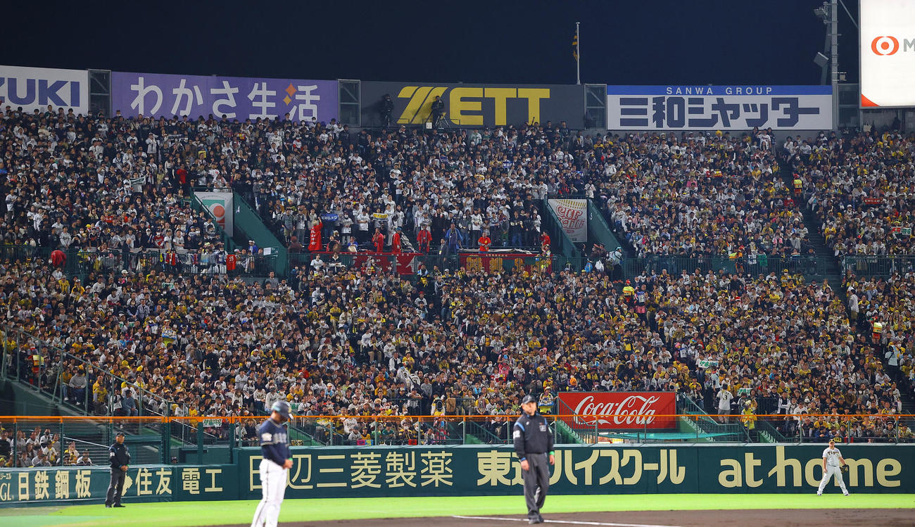 阪神対オリックス　ライトスタンドで声援を送るオリックスファン（撮影・藤尾明華）