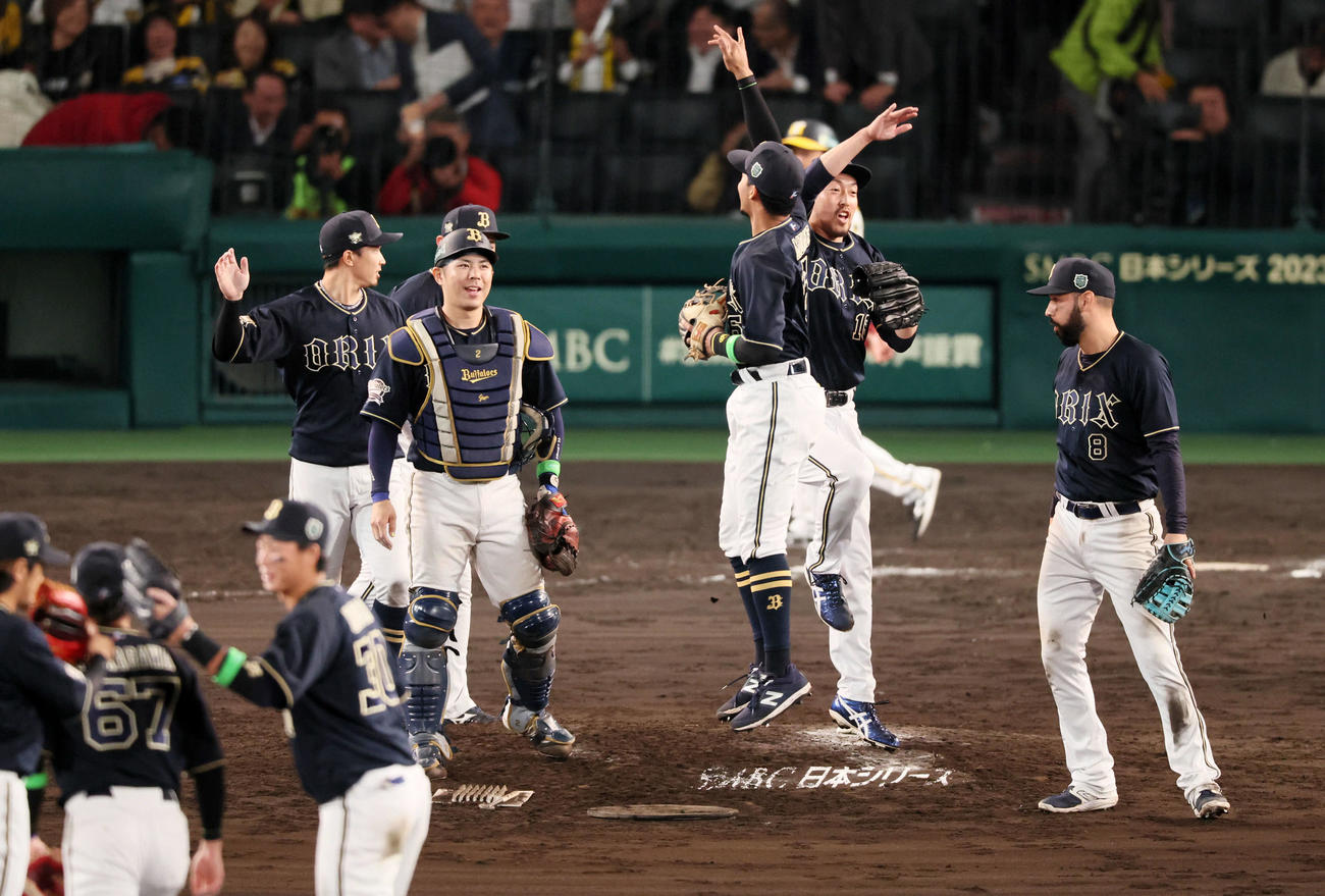 阪神対オリックス　9回裏阪神2死一、二塁、大山を三振に仕留めマウンドで宗（左）とタッチする平野佳（撮影・加藤哉）