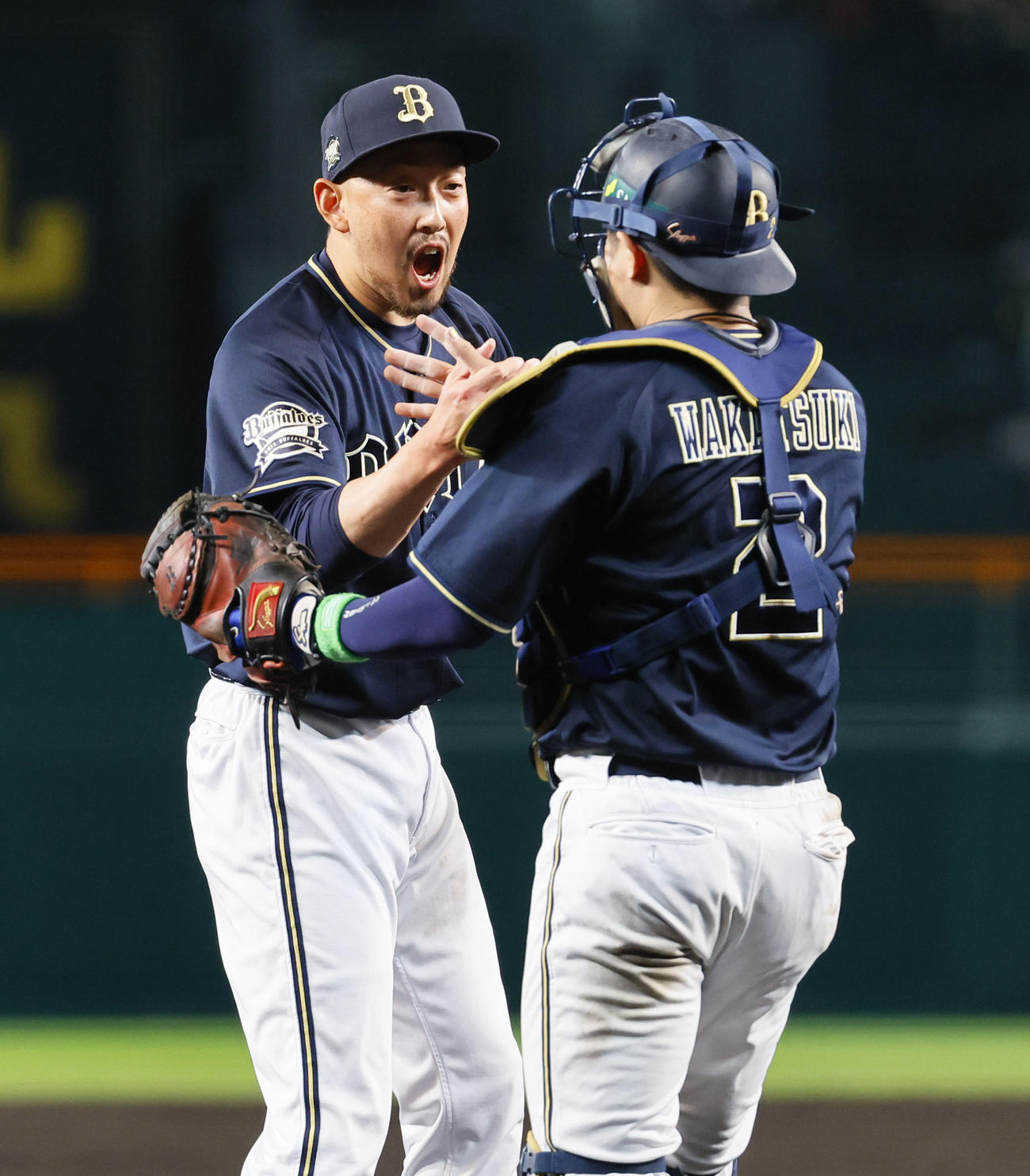 阪神対オリックス　9回を締め、若月健矢と握手を交わすオリックス平野佳（撮影・藤尾明華）