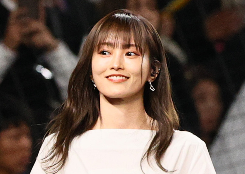 阪神対オリックス　君が代斉唱を終え、笑顔を見せる山本彩（撮影・上山淳一）