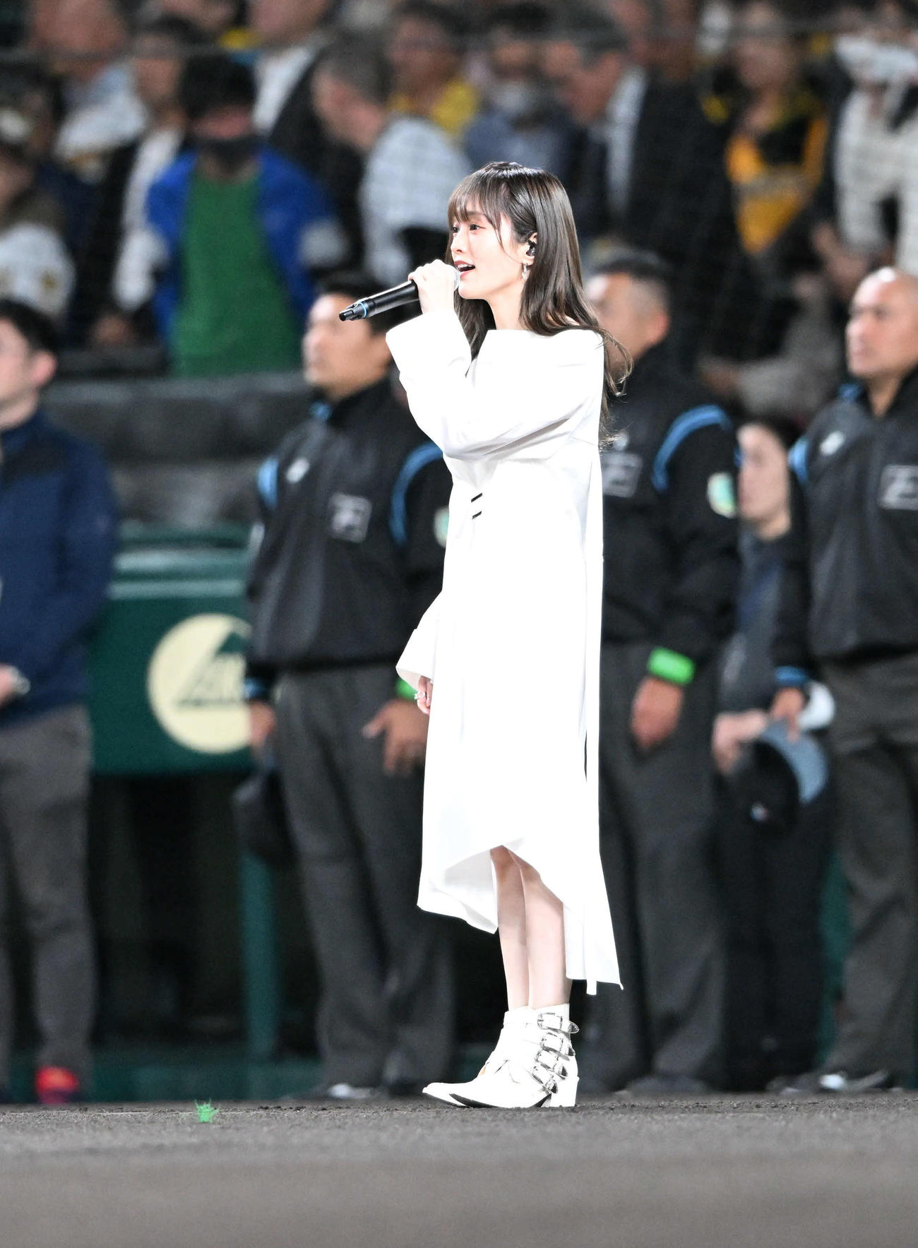 「君が代」を独唱する山本彩（撮影・和賀正仁）