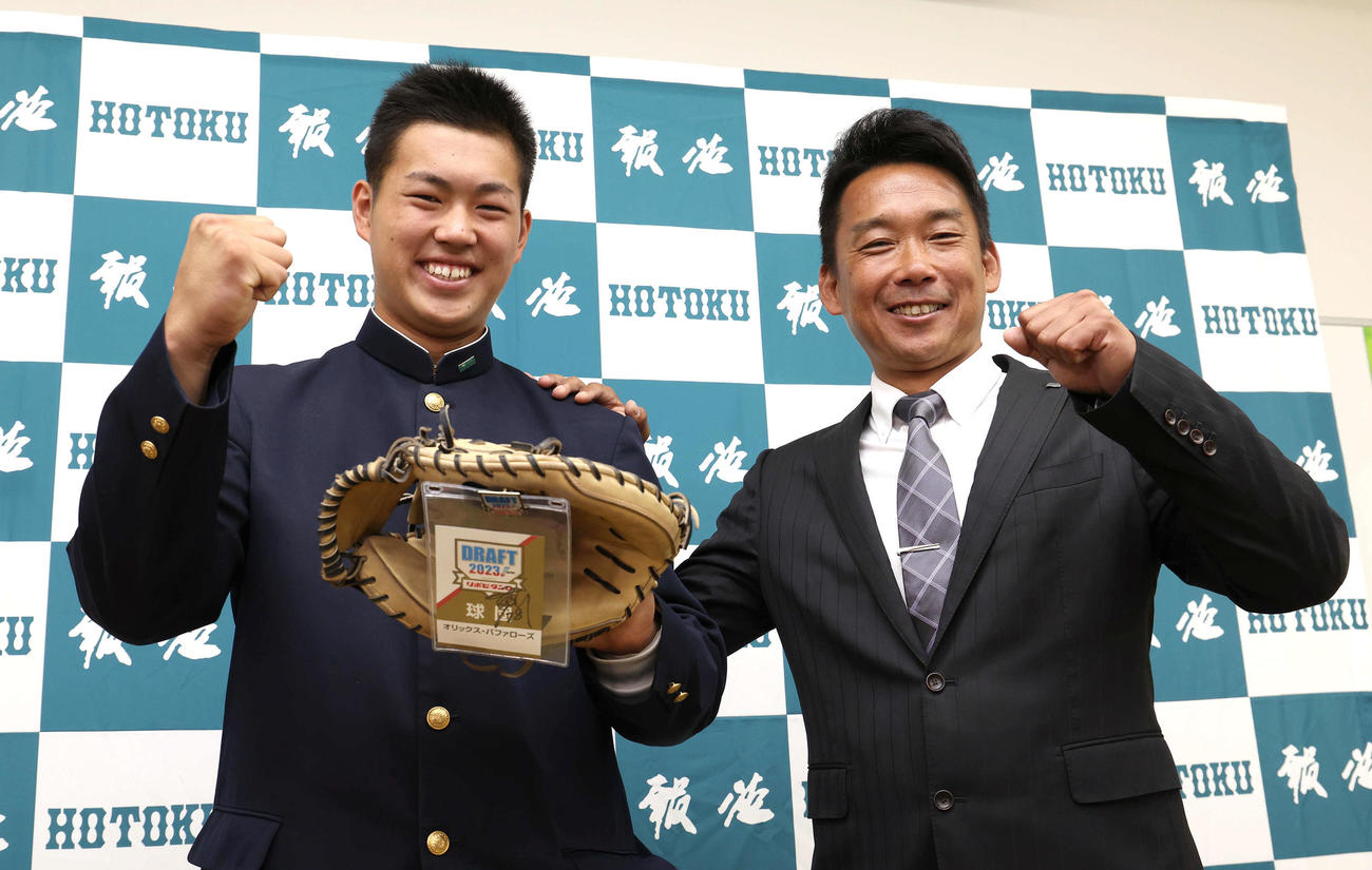 ガッツポーズで記念写真に納まるオリックスのドラフト4位報徳学園・堀（左）と下山スカウト（撮影・白石智彦）