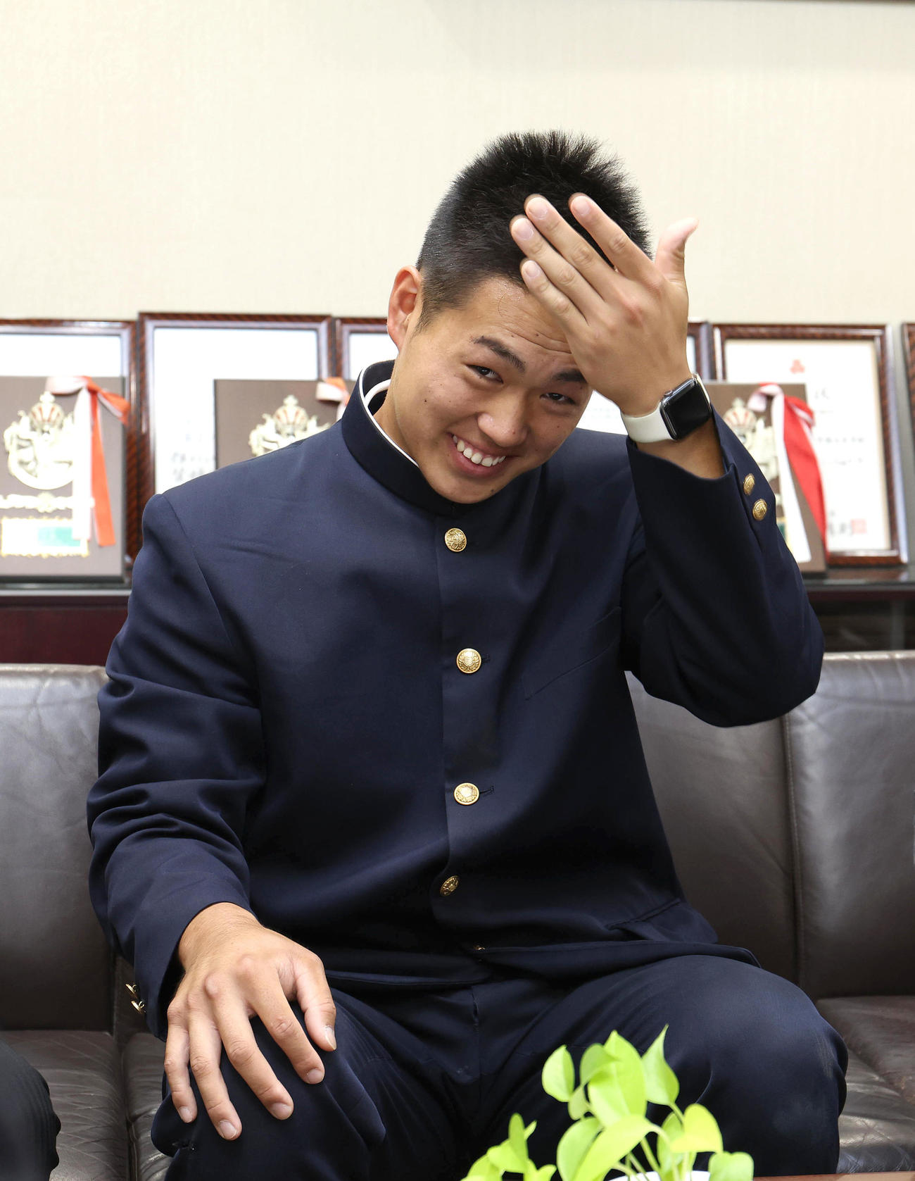 オリックスから指名あいさつを受け手のひらで汗をぬぐう報徳学園・堀（撮影・白石智彦）