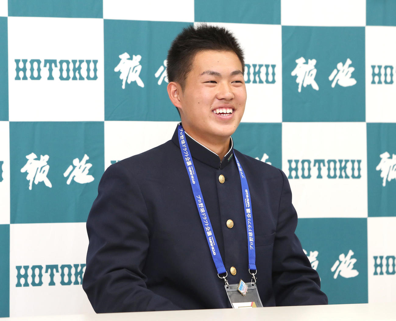 オリックスから指名あいさつを受け記者会見で笑顔を見せる報徳学園・堀（撮影・白石智彦）