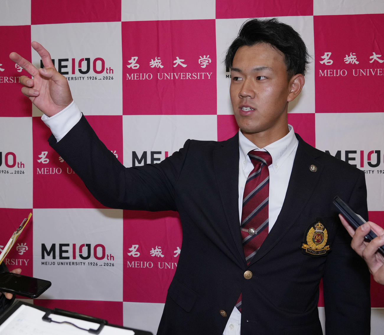 ソフトバンクの指名あいさつを受けた2位指名の名城大・岩井（撮影・森本幸一）