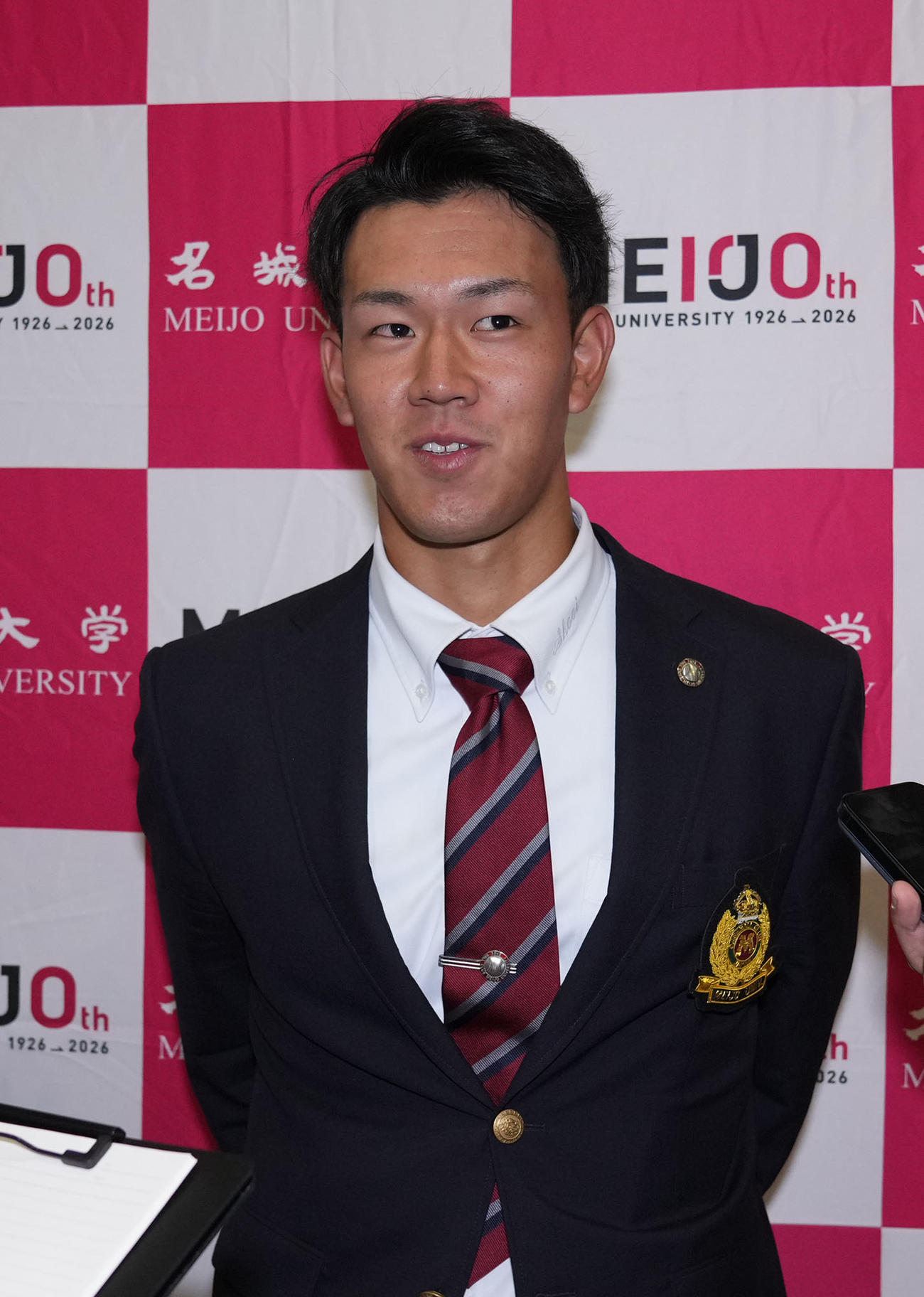 指名あいさつを終え取材に応じるD2位指名の名城大・岩井（撮影・森本幸一）