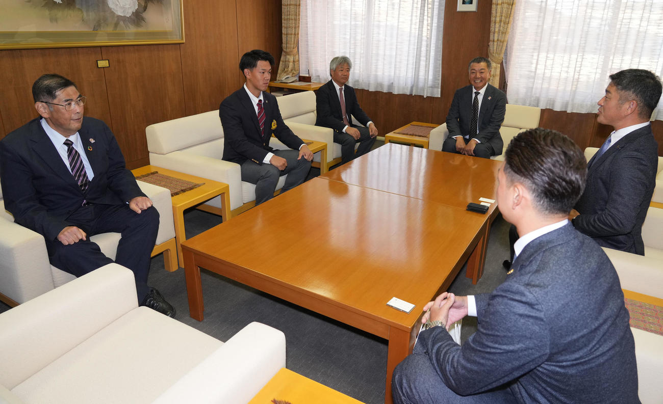 ソフトバンクの指名あいさつを受ける2位指名の名城大・岩井（左から2人目）（撮影・森本幸一）