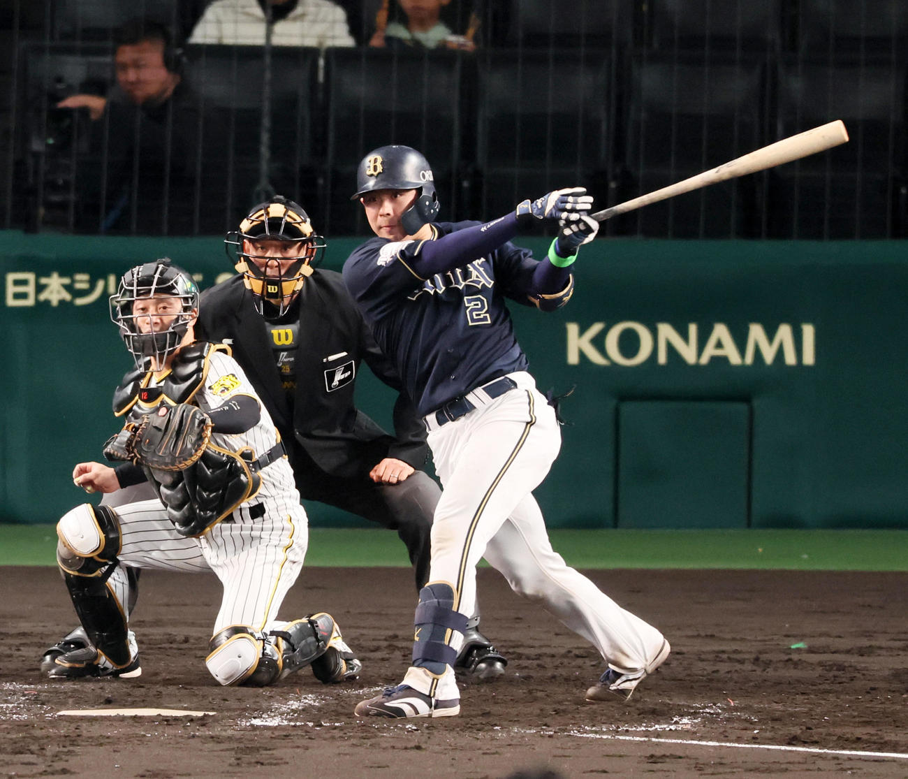 阪神対オリックス　5回表オリックス無死一塁、若月は中前打を放つ。投手は伊藤将（撮影・加藤哉）