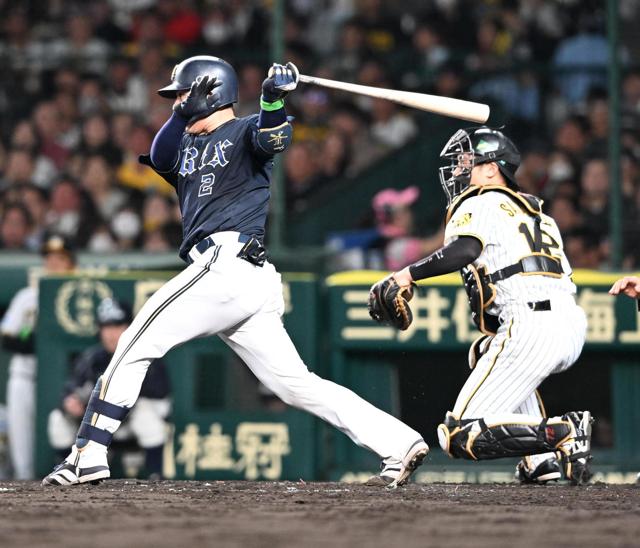 阪神対オリックス　5回表オリックス無死一塁、エンドランを成功させ中前打を放つ若月（撮影・和賀正仁）