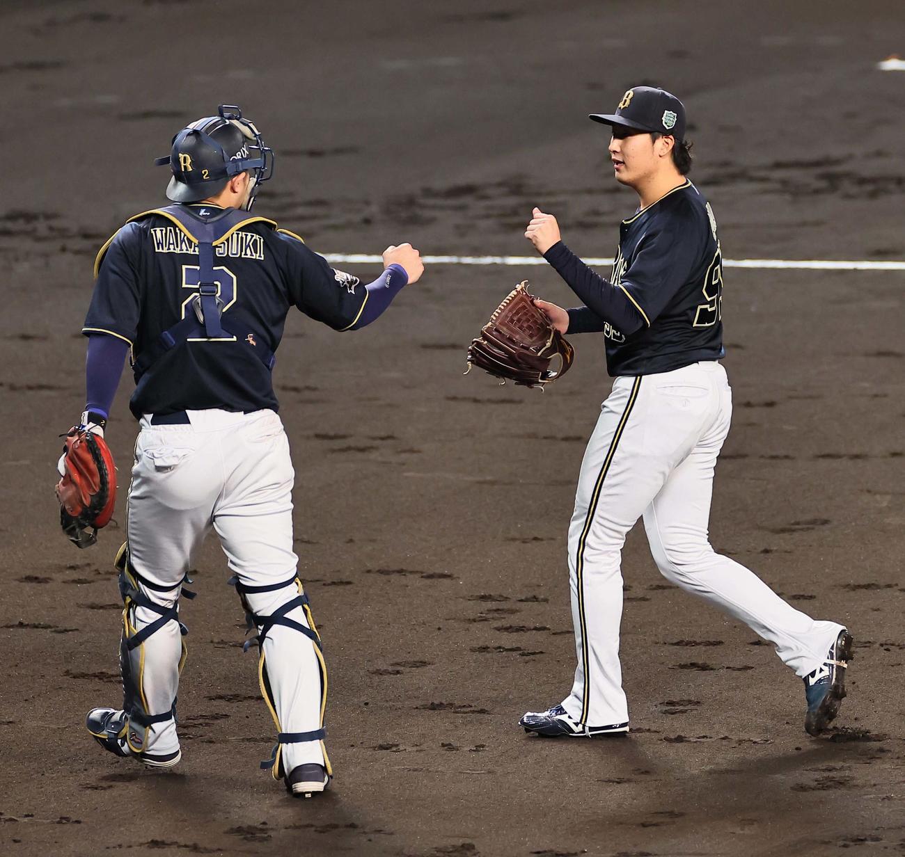 日本シリーズ第3戦　阪神対オリックス　初回を無失点に抑えた東（右）は若月とグータッチをする（撮影・上田博志）