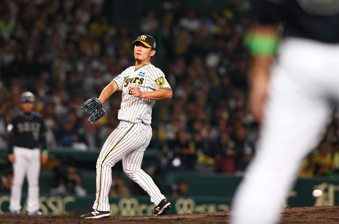 阪神対オリックス　5回表オリックス無死一塁、伊藤将は若月の中前打にグラブを出す（撮影・上山淳一）