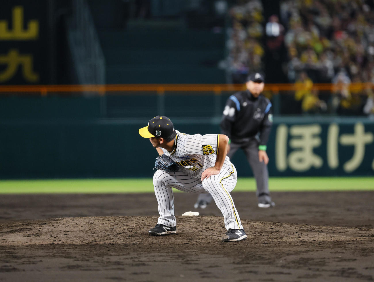 阪神対オリックス　5回表オリックス2死一、二塁、打者宗のときボールの判定にガックリする阪神伊藤将（撮影・藤尾明華）