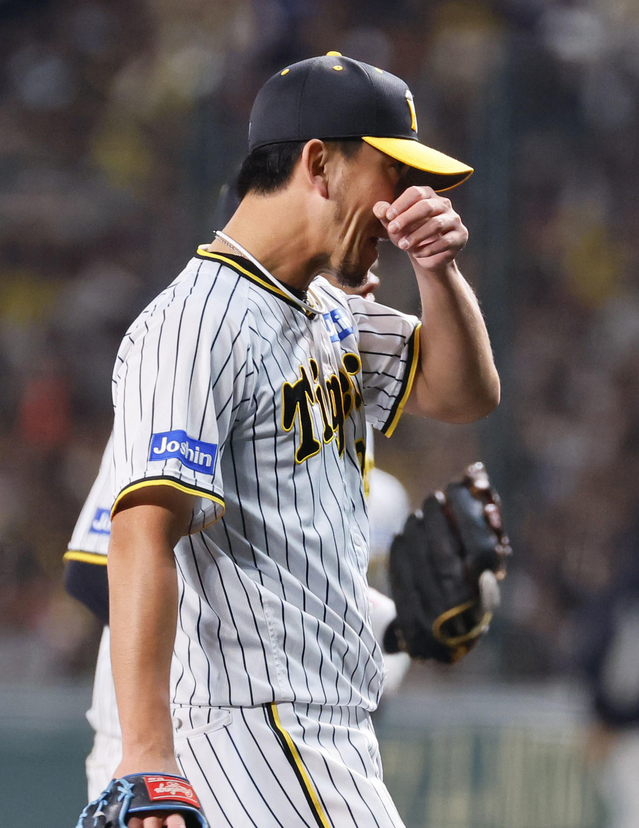 阪神対オリックス　5回4失点でベンチに戻る阪神伊藤将（撮影・藤尾明華）