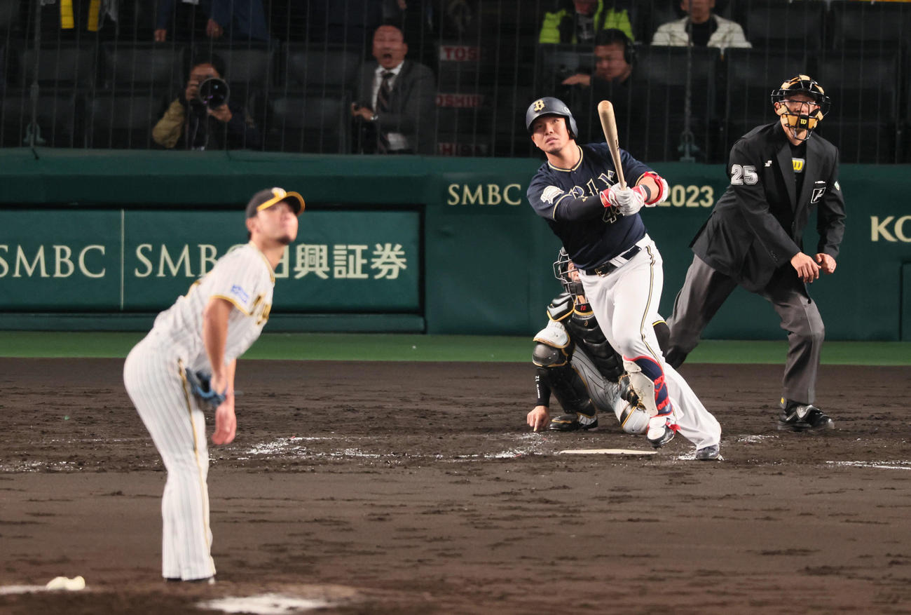 阪神対オリックス　4回表オリックス2死、頓宮は中越えソロ本塁打を放つ。投手は伊藤将（撮影・加藤哉）