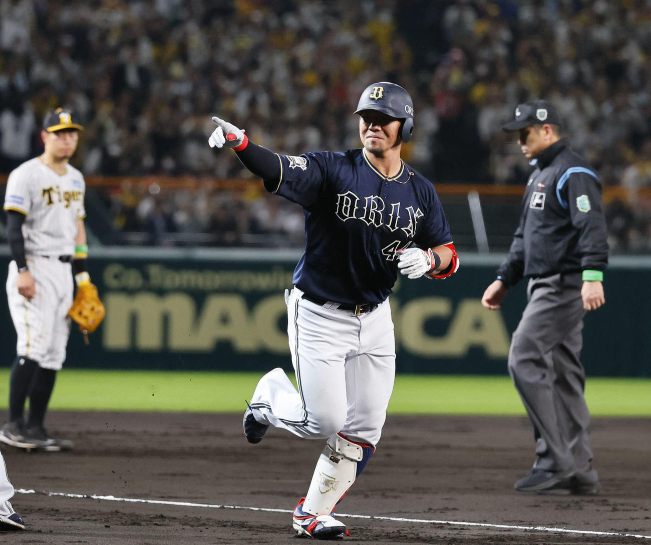 阪神対オリックス　4回表オリックス2死、同点本塁打を放ちベンチを指さしながら本塁へ向かう頓宮（撮影・藤尾明華）
