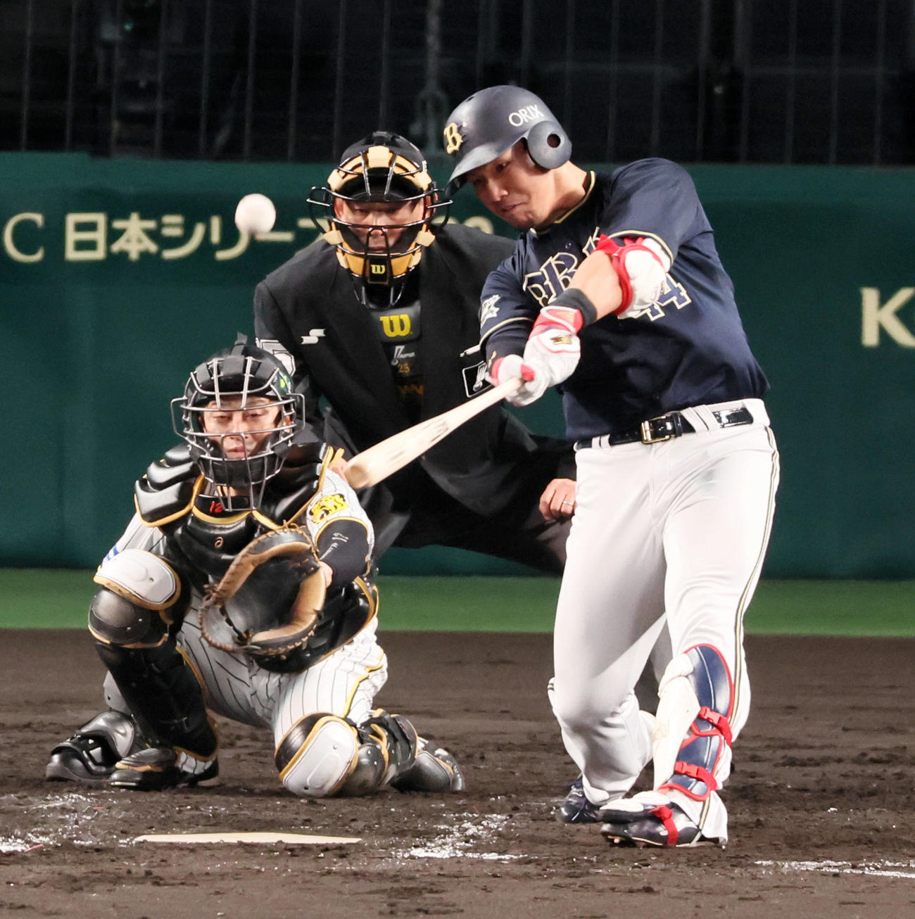 阪神対オリックス　4回表オリックス2死、頓宮は中越えソロ本塁打を放つ（撮影・加藤哉）