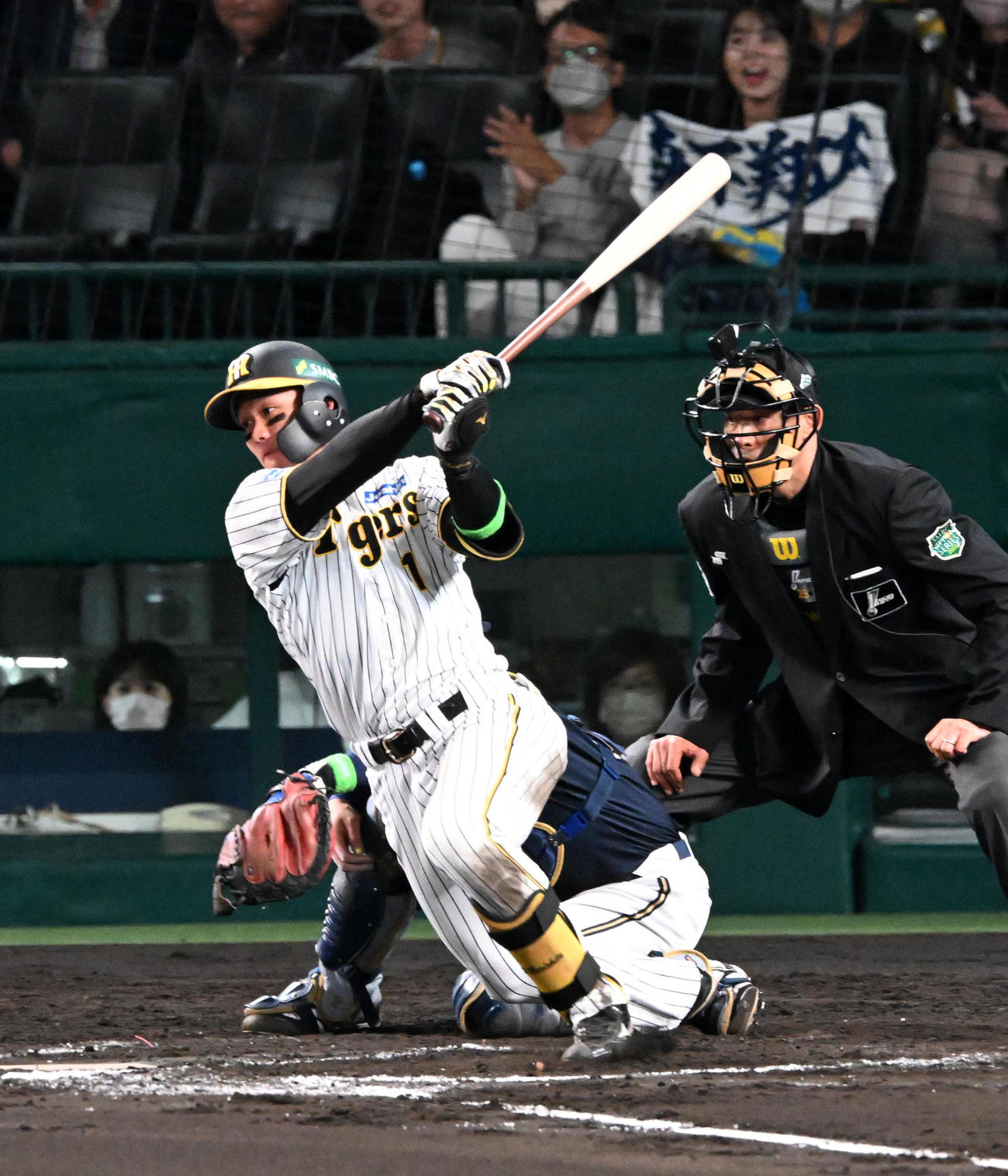 阪神対オリックス　7回裏阪神2死二、三塁、森下は右2点適時打を放つ（撮影・前岡正明）