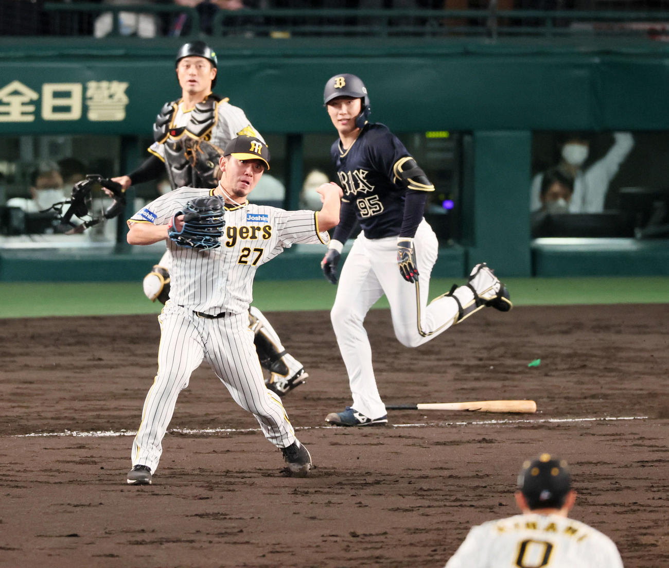 阪神対オリックス　5回表オリックス1死一塁、伊藤将は東のバントを二塁へ悪送球（撮影・加藤哉）