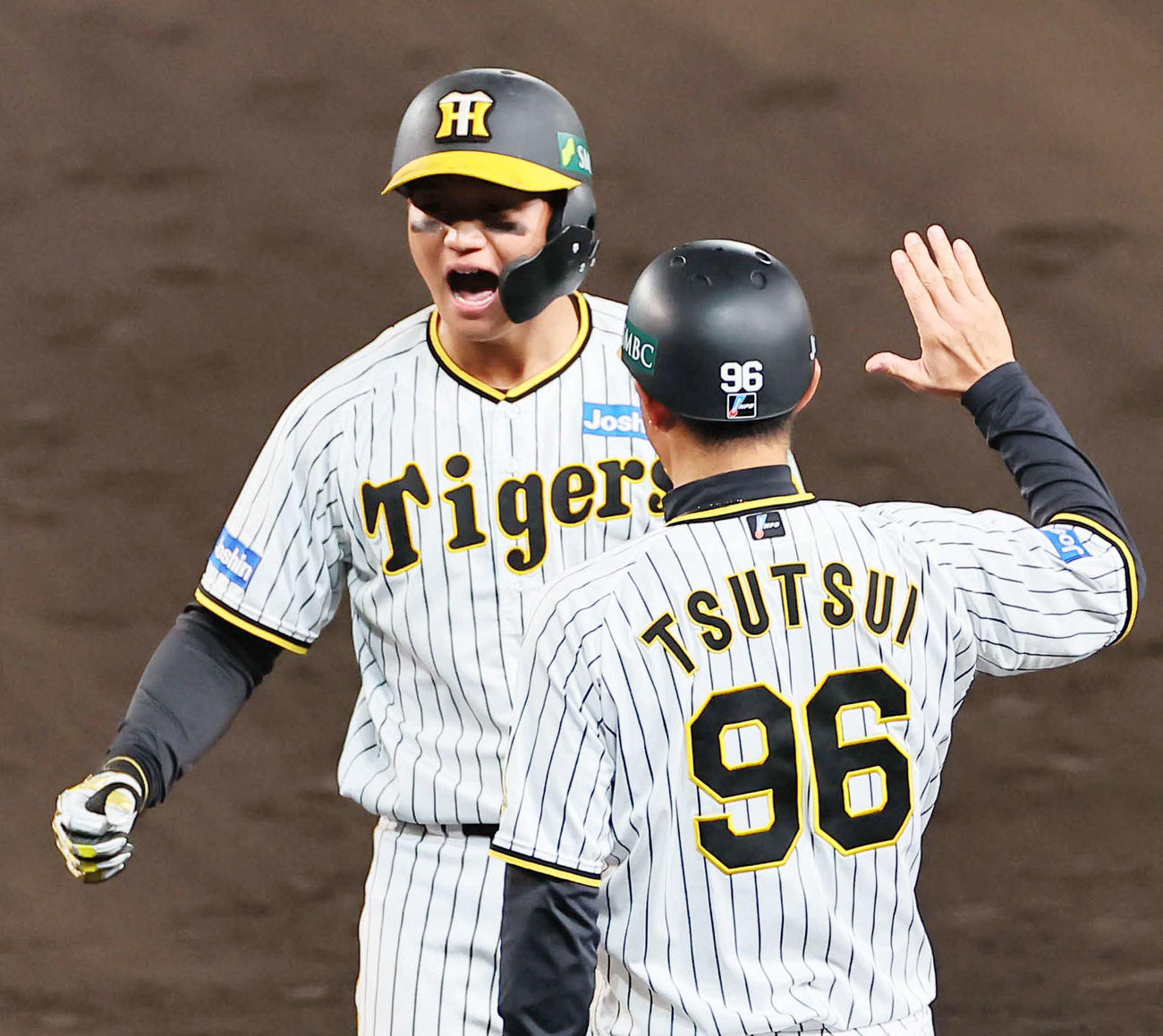 阪神対オリックス　7回裏阪神2死二、三塁、2点適時打を放ち雄たけびを上げる森下（撮影・上田博志）
