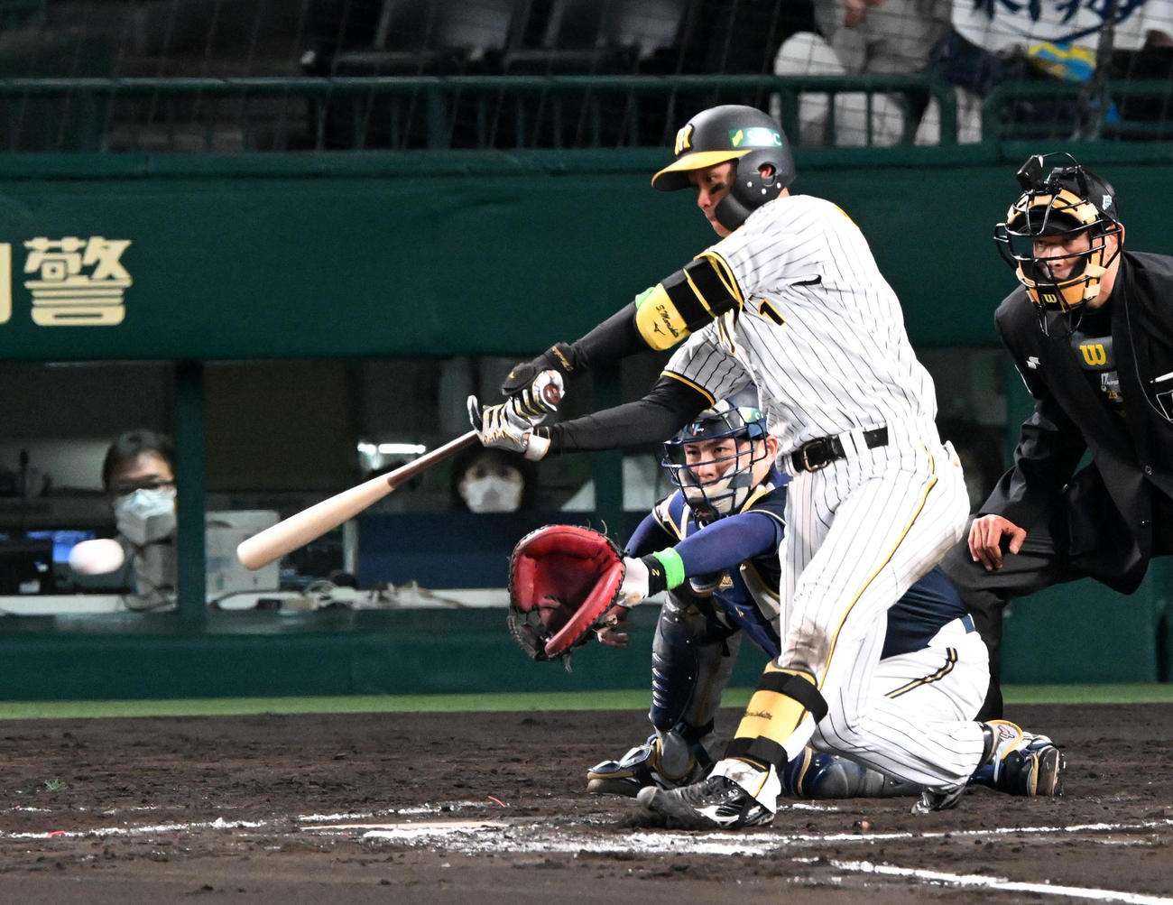 阪神対オリックス　7回裏阪神2死二、三塁、森下は右2点適時打を放つ（撮影・前岡正明）