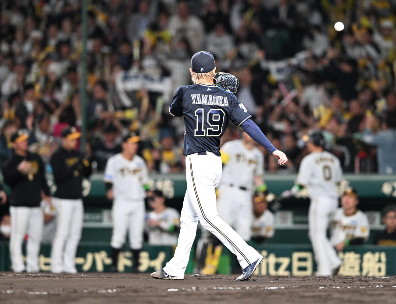 阪神対オリックス　7回裏阪神2死二、三塁、森下に適時打を浴びた山岡（撮影・和賀正仁）