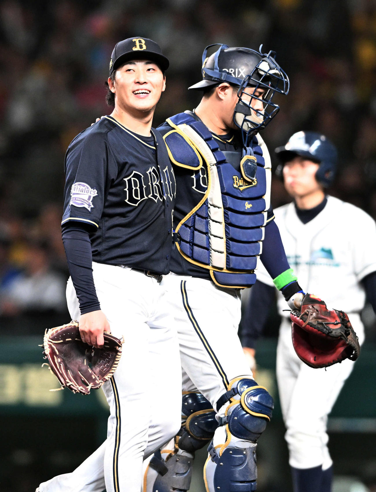 阪神対オリックス　5回裏阪神2死一、二塁、中野を左飛に打ち取り若月（右）と笑顔でベンチに戻る東（撮影・和賀正仁）