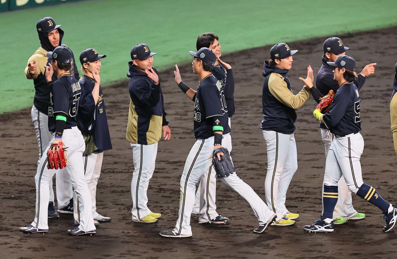 日本シリーズ第3戦　阪神対オリックス　阪神に勝利した東（右から3人目）はナインとハイタッチして喜ぶ（撮影・上田博志）