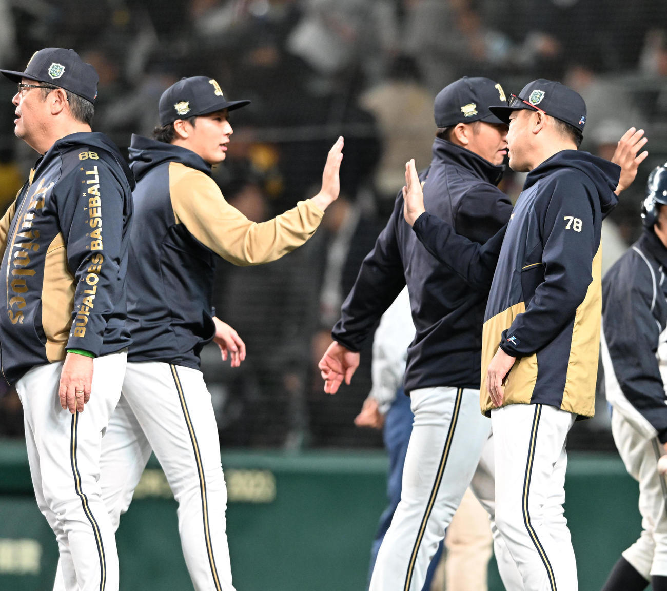阪神対オリックス　9回のピンチをしのぎ阪神に勝利、東（左）とタッチするオリックス中嶋監督（撮影・和賀正仁）