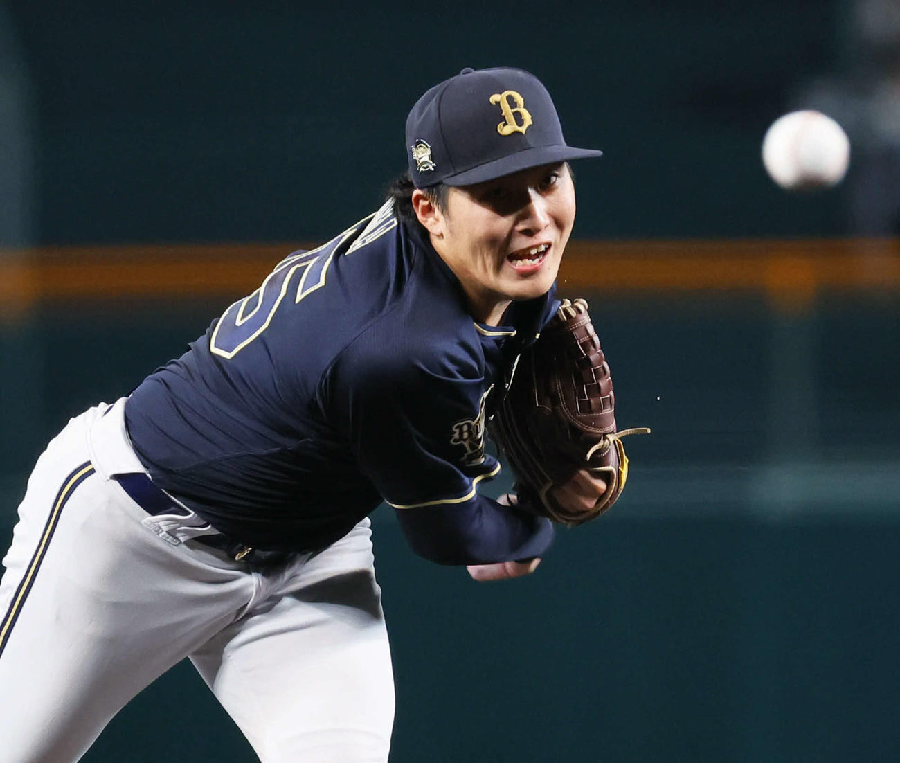 阪神対オリックス　5回、力投を見せるオリックス東（撮影・藤尾明華）